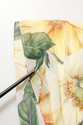 Robe longue en soie à plissés Dolce & Gabbana avec motif floral jaune, style maxi élégant et feminin.
