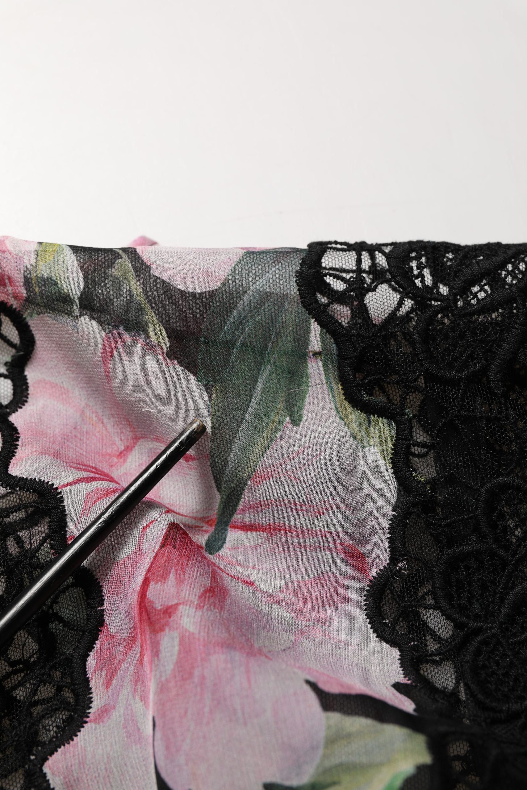 Robe longue en coton à imprimé floral noir et dentelle Dolce & Gabbana, élégante et sophistiquée, vue de face.