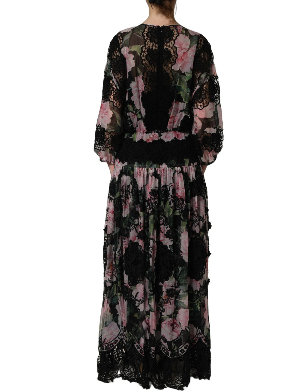 Robe maxi en coton à imprimé floral noir et dentelle de Dolce & Gabbana, élégante et fluide, portée avec des détails délicats.