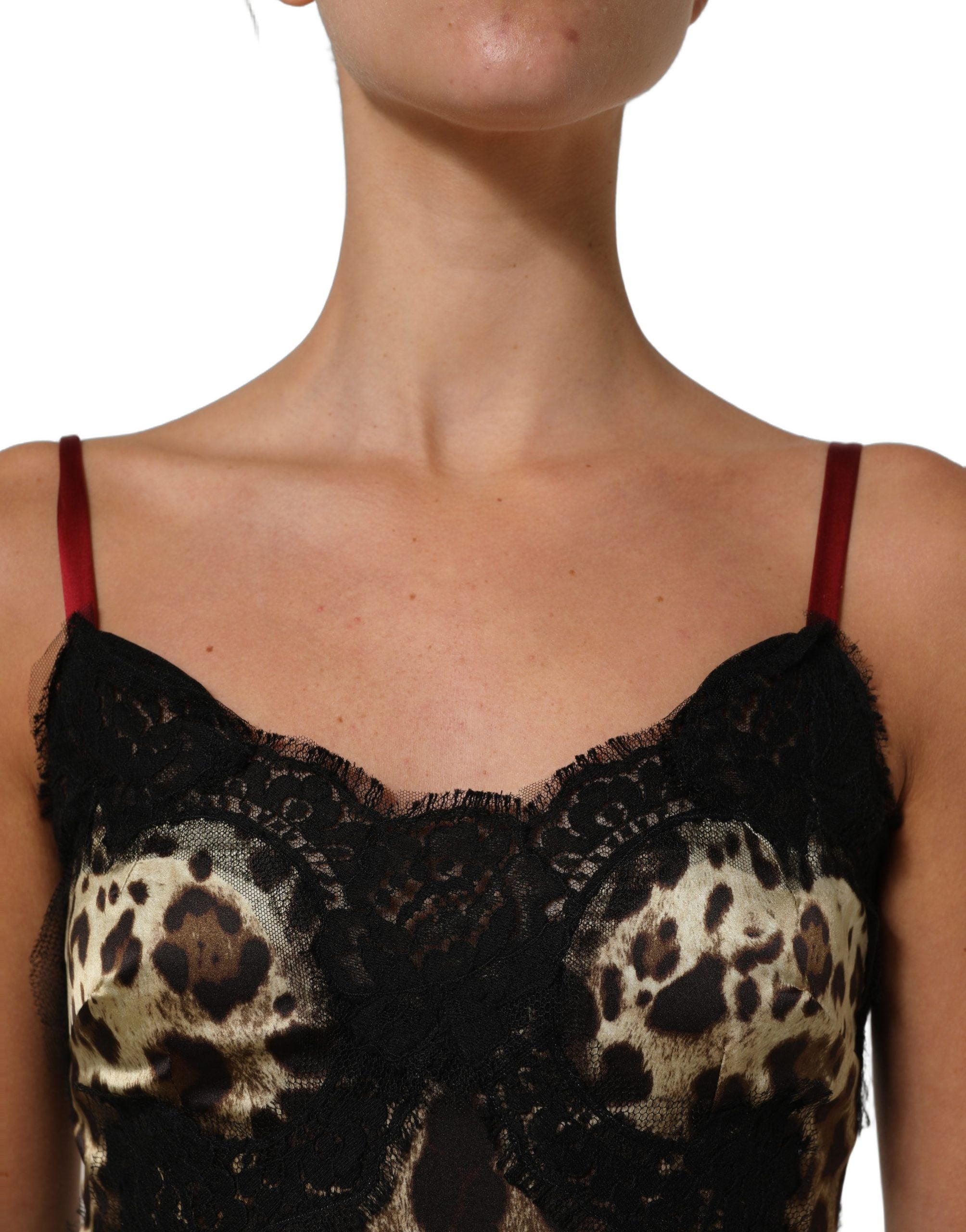 Robe courte en soie à motifs floraux multicolores, léopard et dentelle, de Dolce & Gabbana, élégante et sophistiquée.