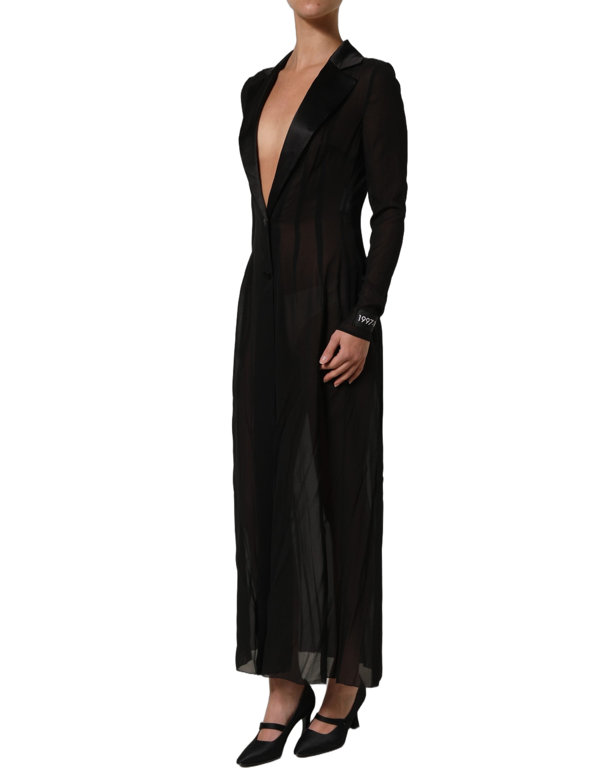 Robe longue en soie noire transparente en chiffon léger de Dolce & Gabbana, couture élégante et fluide, portée chic et sophistiquée.