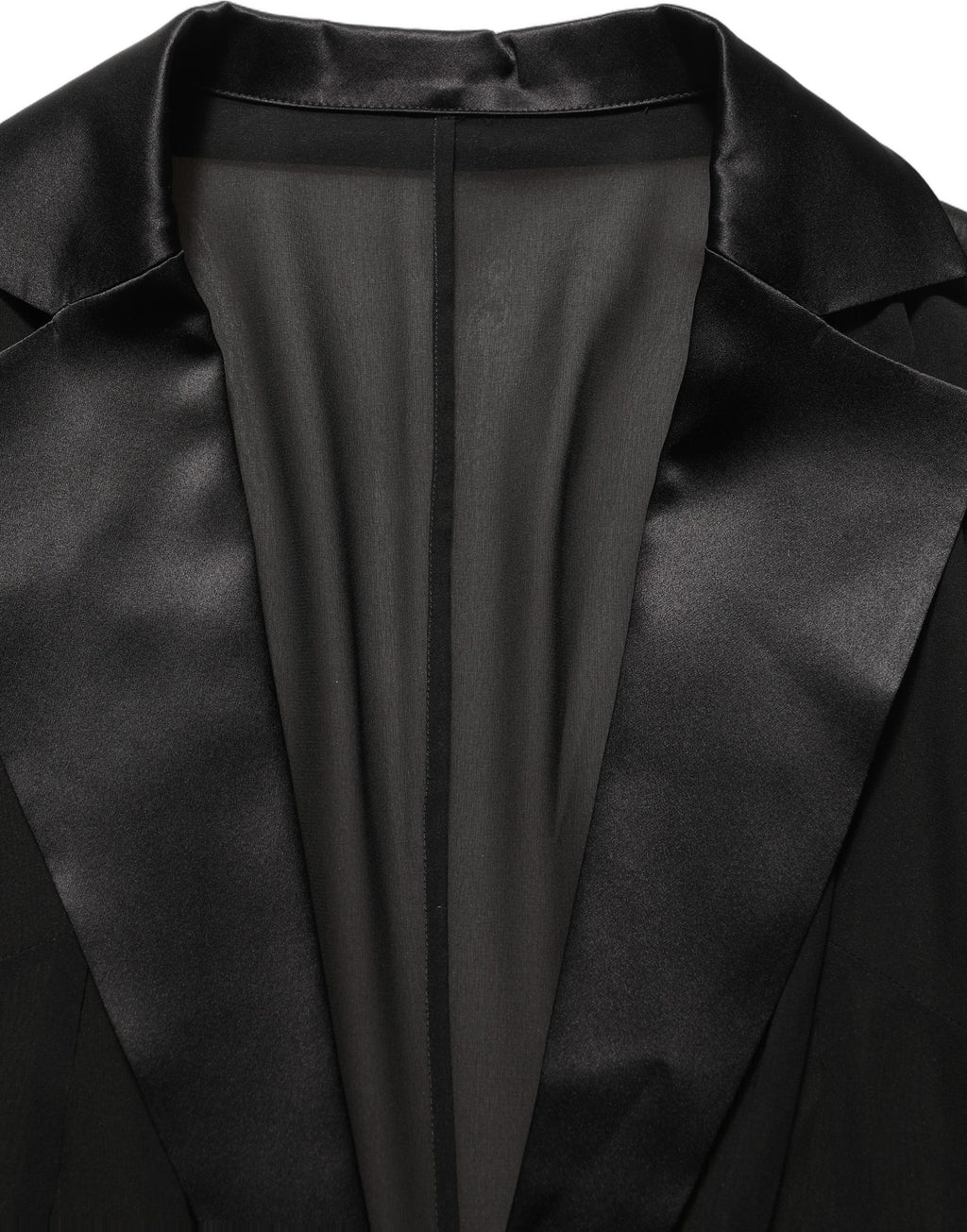 Robe longue en soie noire et chiffon transparent de Dolce & Gabbana, élégante et fluide, portée pour une silhouette sophistiquée.