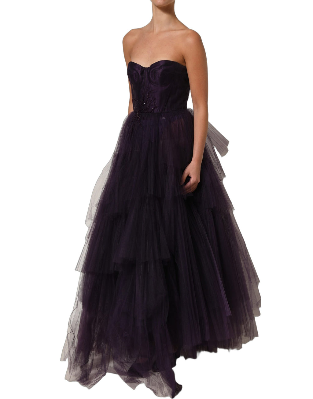Robe longue en tulle violet en plusieurs couches en soie, création élégante de Dolce & Gabbana.