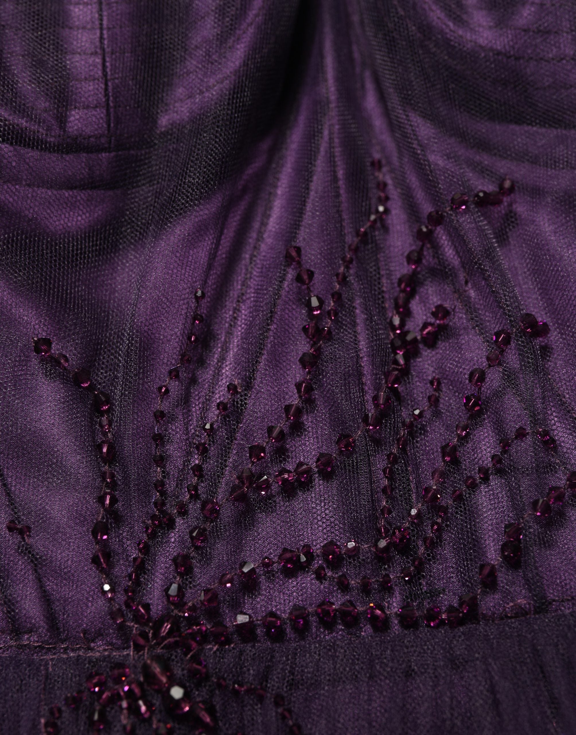 Robe longue en tulle violet en plusieurs couches en soie de Dolce & Gabbana, élégante et sophistiquée.