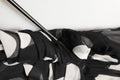 Robe longue plissée Dolce & Gabbana à pois noirs et blancs, style maxi, élégante et fluide, portée avec détail visible.