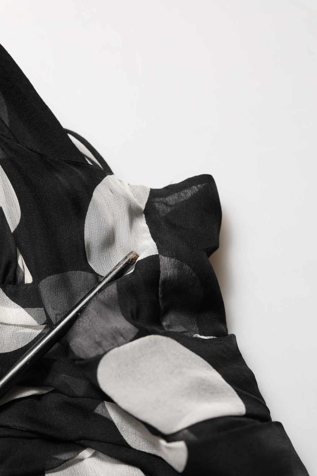 Robe longue plissée à pois noir et blanc de Dolce & Gabbana, élégante et fluide, pour un style sophistiqué.