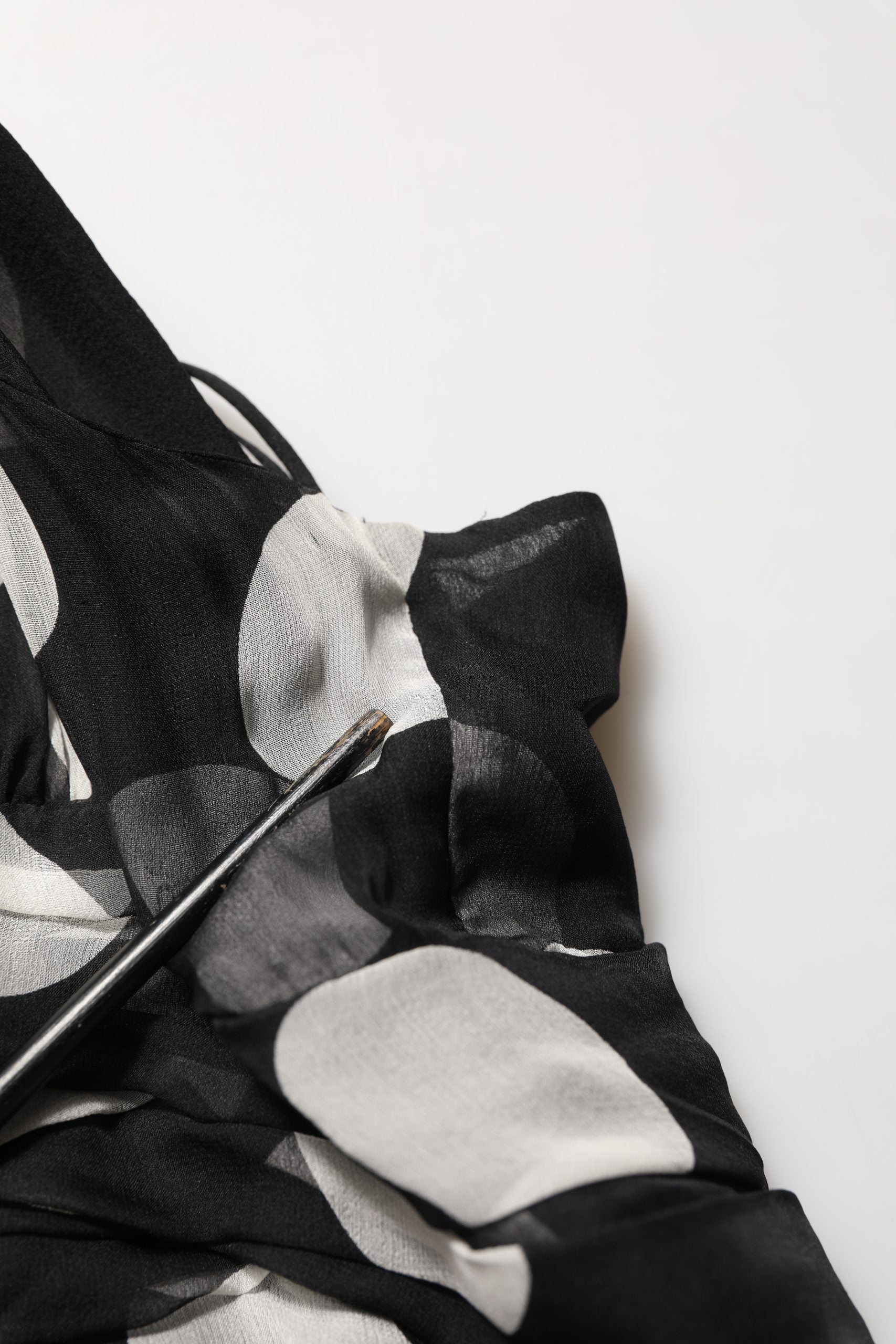 Robe longue plissée à pois noir et blanc de Dolce & Gabbana, élégante et fluide, pour un style sophistiqué.