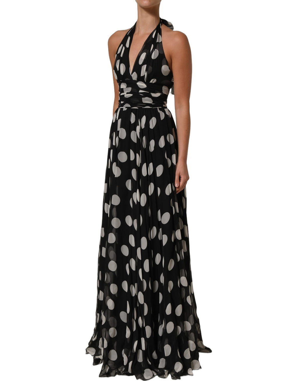 Robe longue à pois noir et blanc de Dolce & Gabbana, plissée, élégante et fluide, pour femmes.