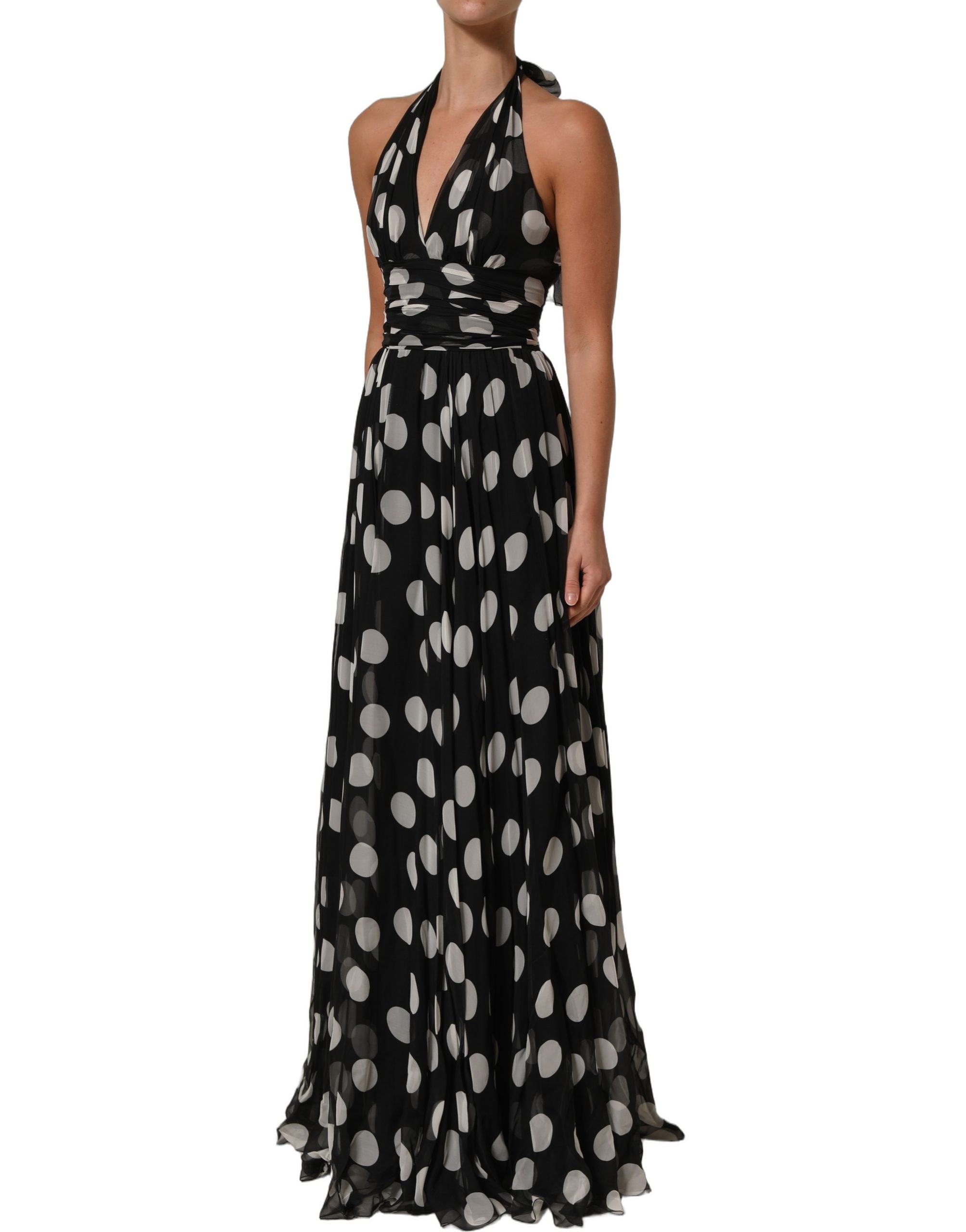 Robe longue à pois noir et blanc de Dolce & Gabbana, plissée, élégante et fluide, pour femmes.