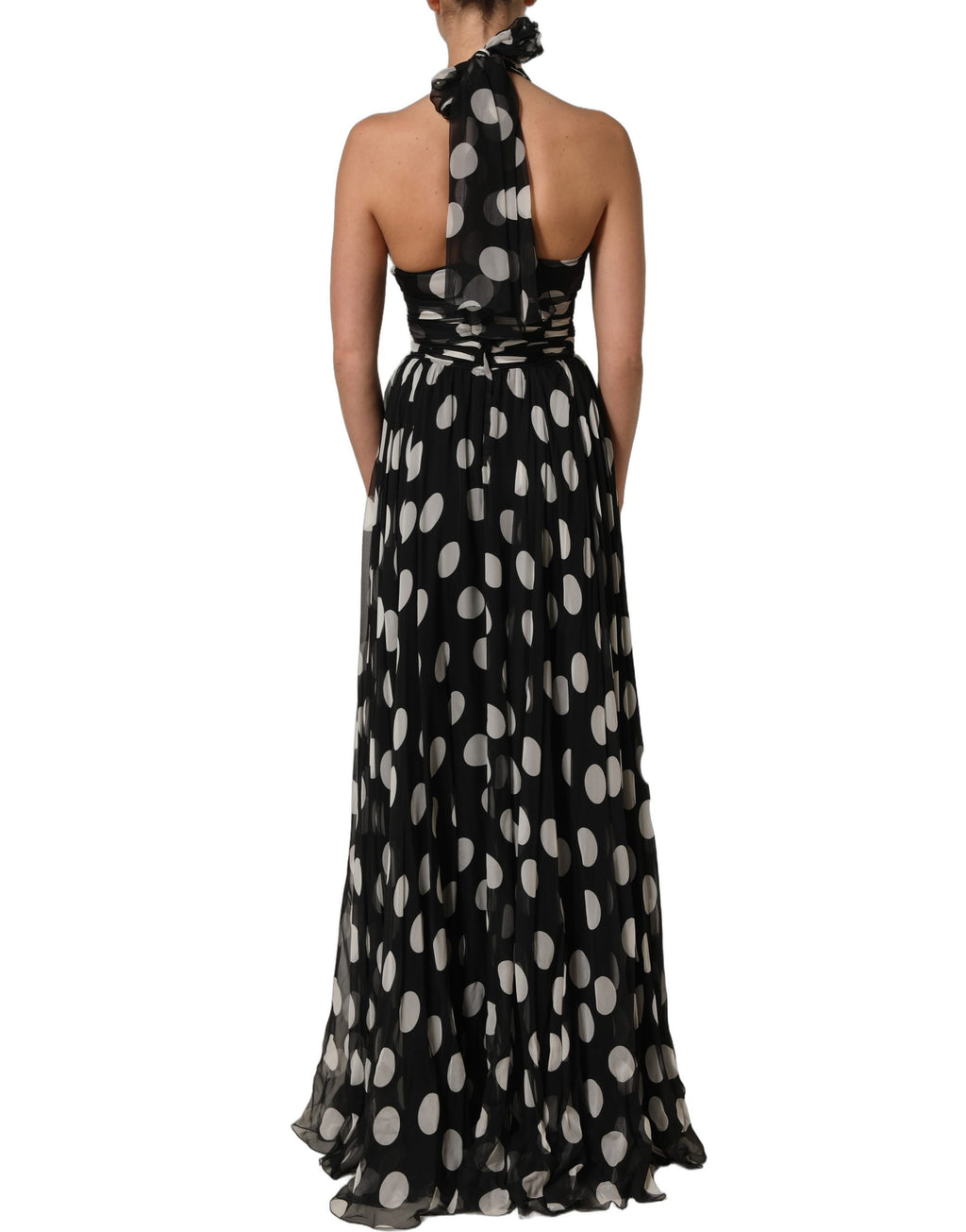 Robe longue plissée à pois noirs et blancs de Dolce & Gabbana, robe maxi élégante avec détails sophistiqués.