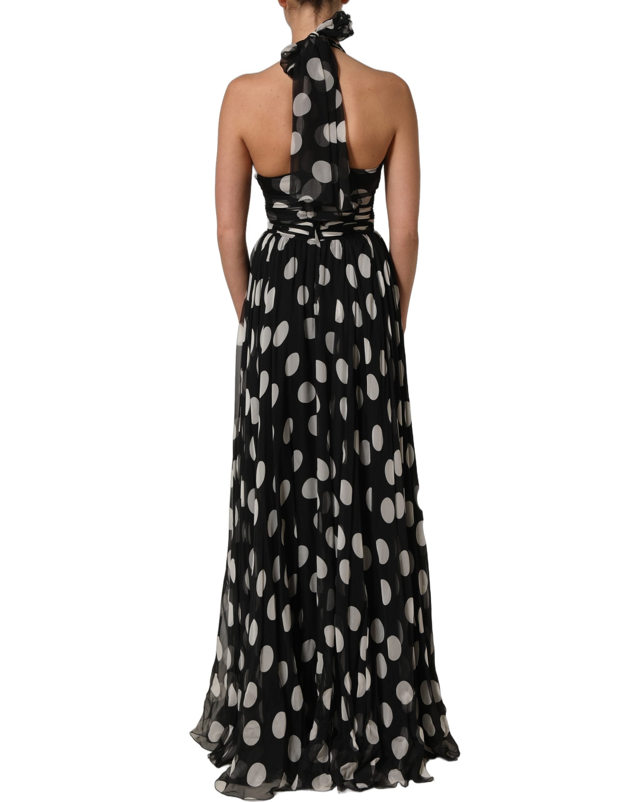 Robe longue plissée à pois noirs et blancs de Dolce & Gabbana, robe maxi élégante avec détails sophistiqués.