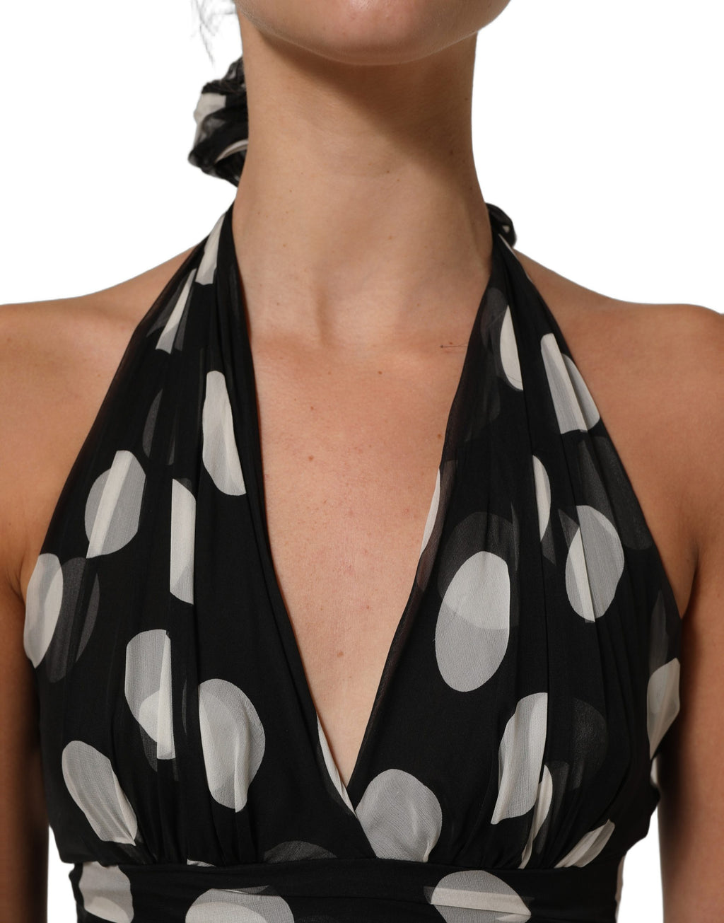 Robe longue plissée à pois noirs et blancs de Dolce & Gabbana, style élégant et tendance, vue de face.