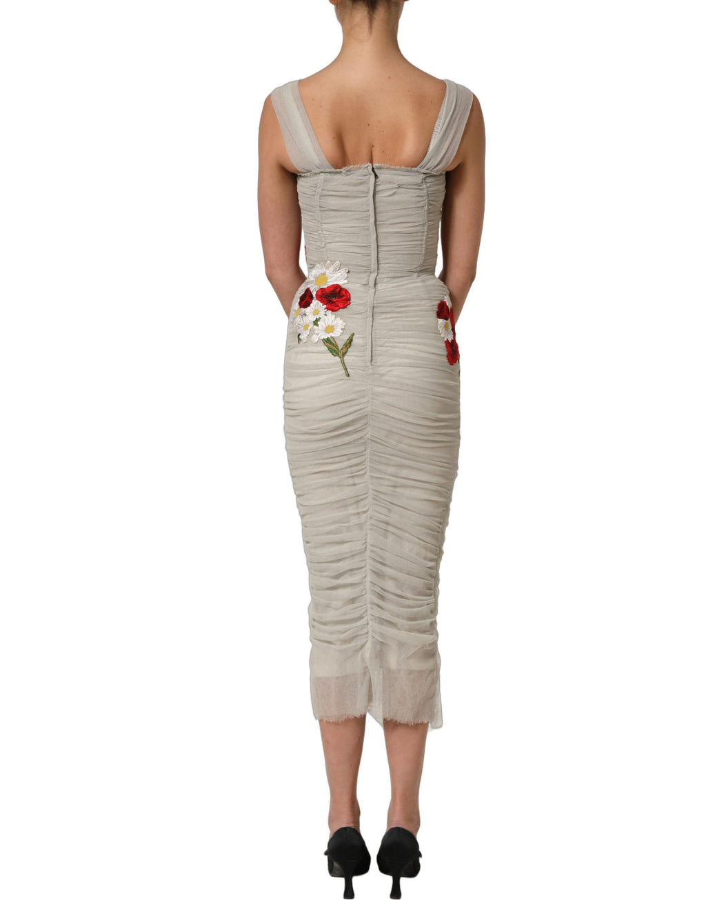 Robe midi élégante Dolce & Gabbana en gris clair avec broderie de roses et coupe en forme de sheath.