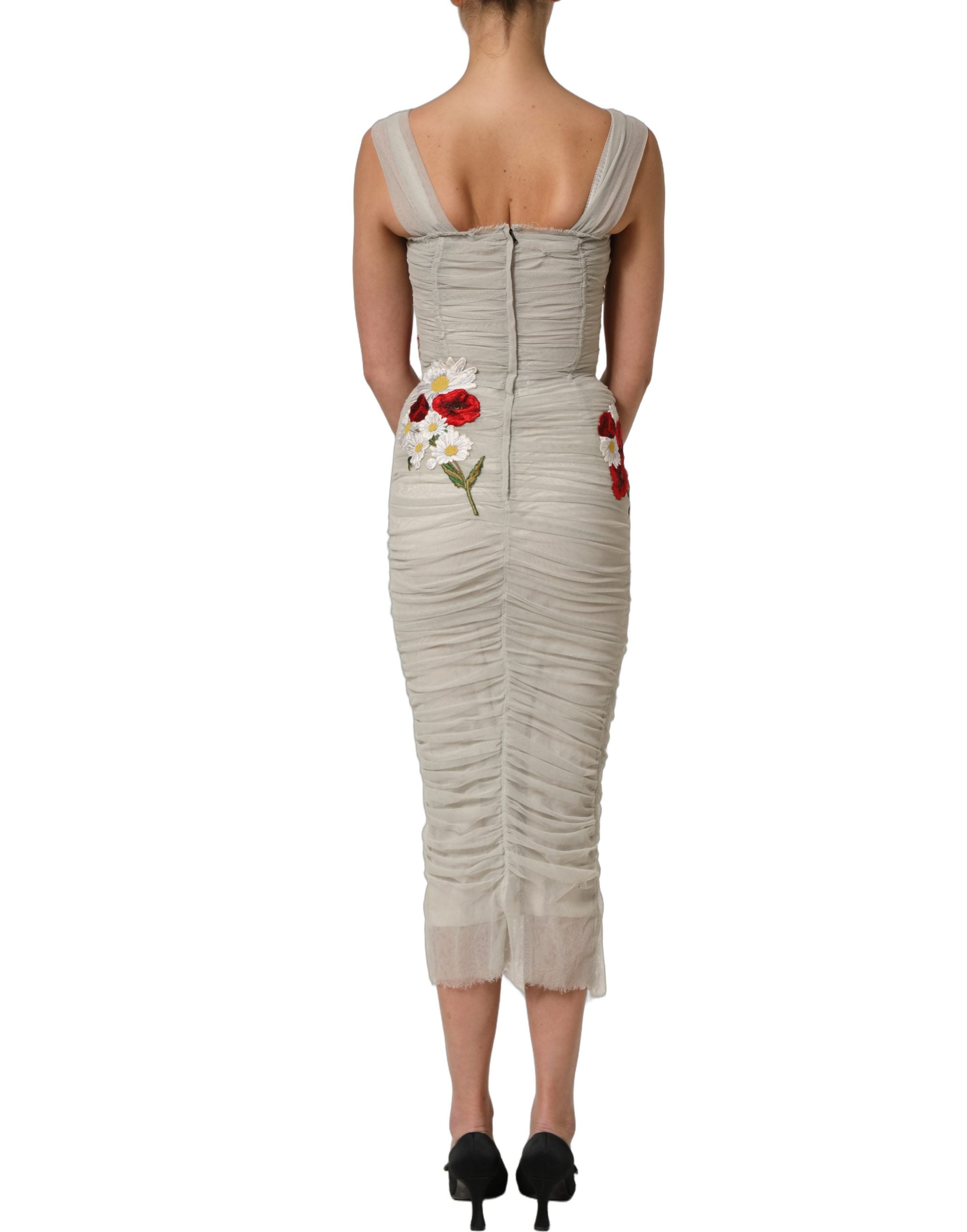 Robe midi élégante Dolce & Gabbana en gris clair avec broderie de roses et coupe en forme de sheath.