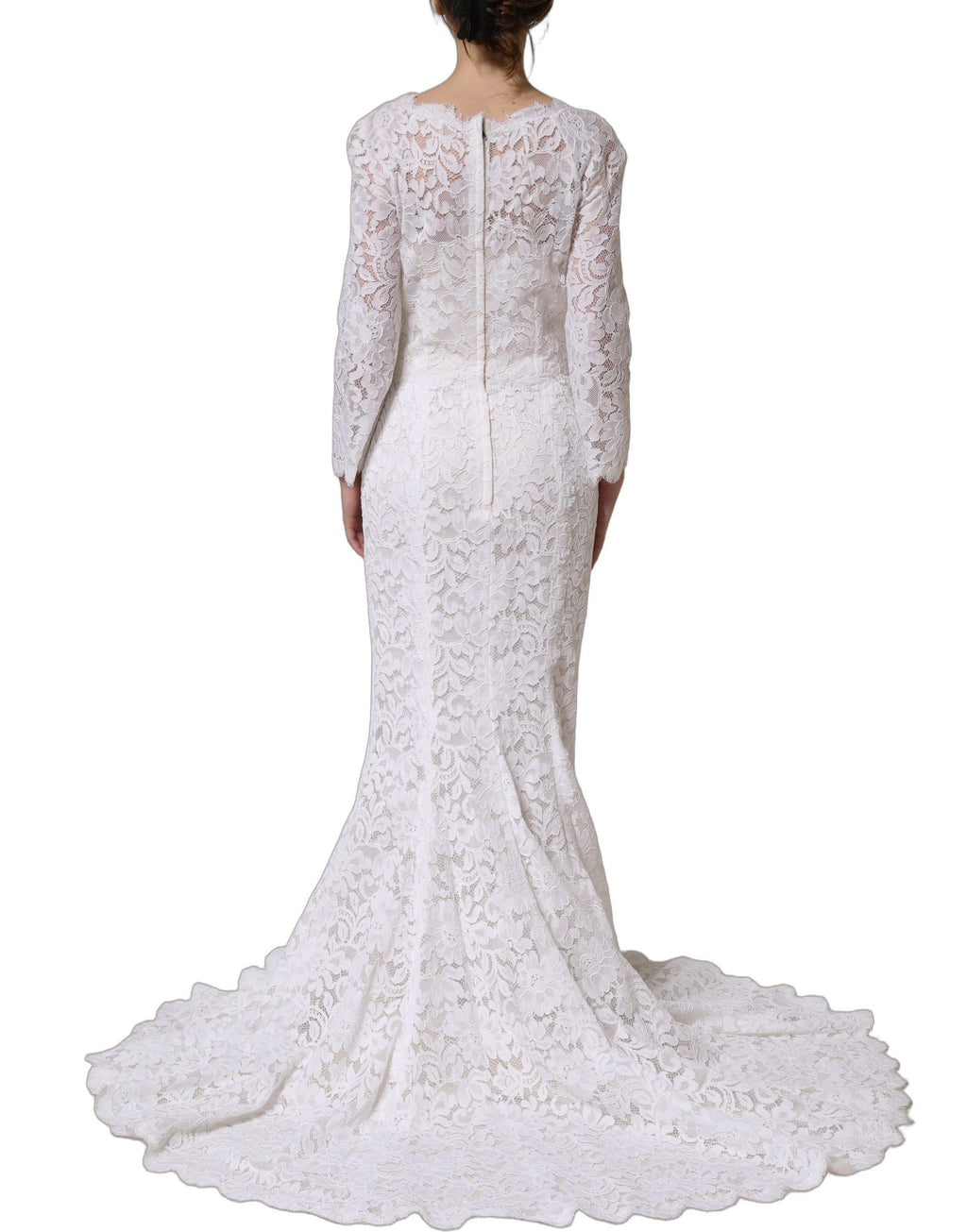 Robe longue sirène blanche Dolce & Gabbana avec dentelle florale élégante et détails raffinés, portée pour une occasion sophistiquée.