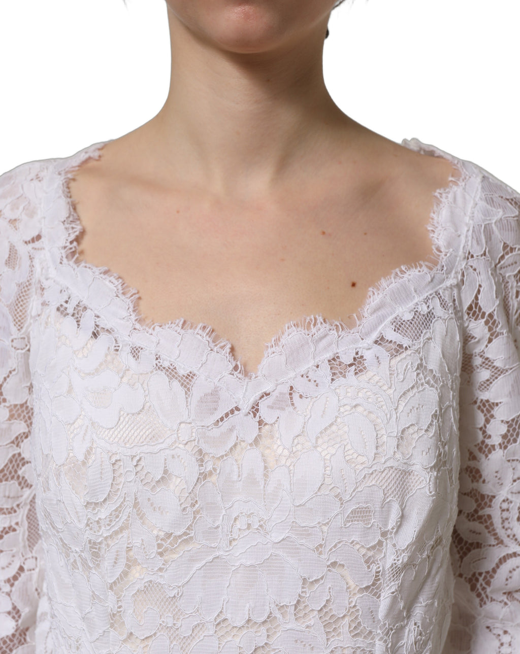 Robe longue sirène en dentelle florale blanche de Dolce & Gabbana, élégante et raffinée.