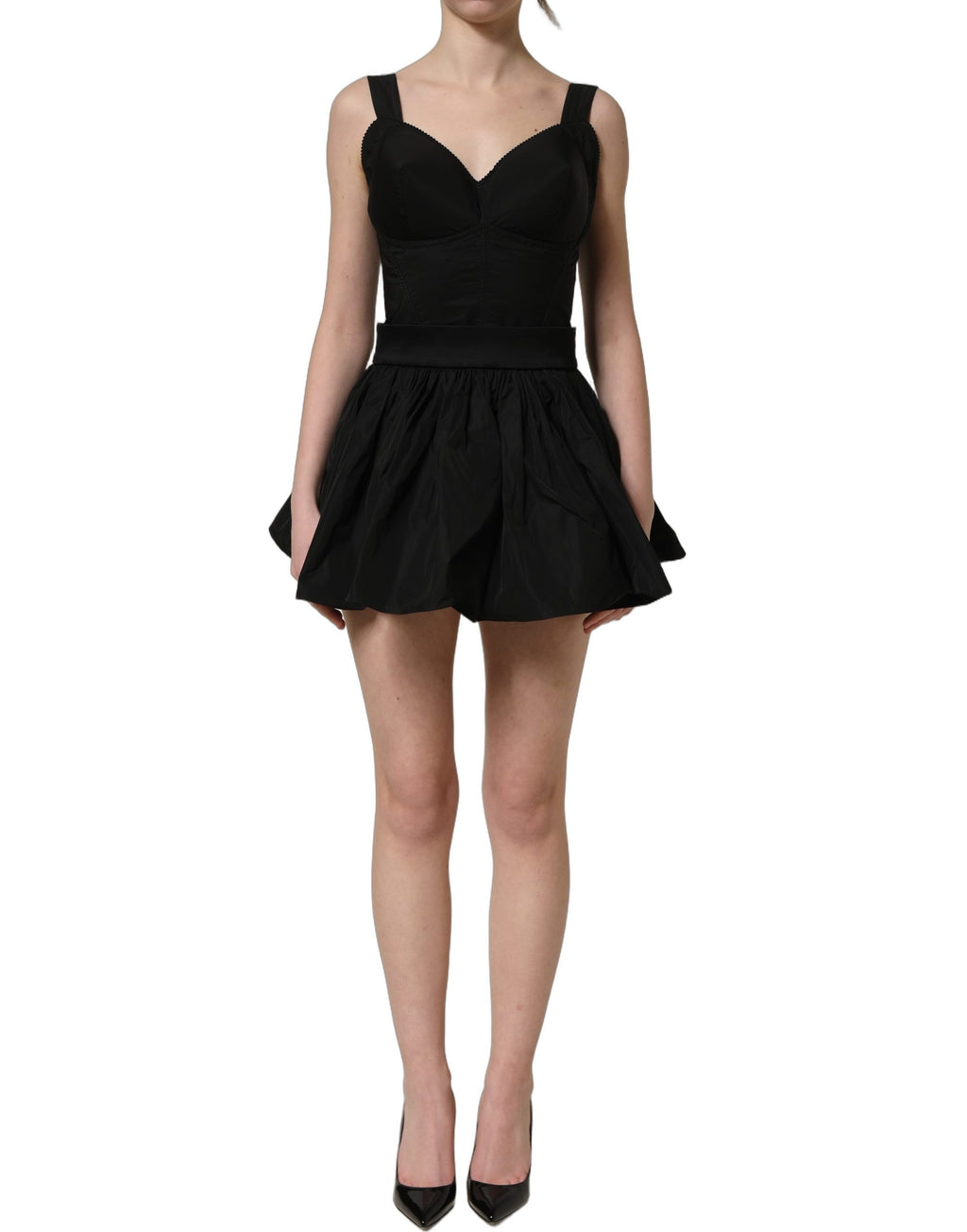 Robe mini noire en nylon sans manches de style A-line de Dolce & Gabbana, élégante et moderne, portée sans accessoires.