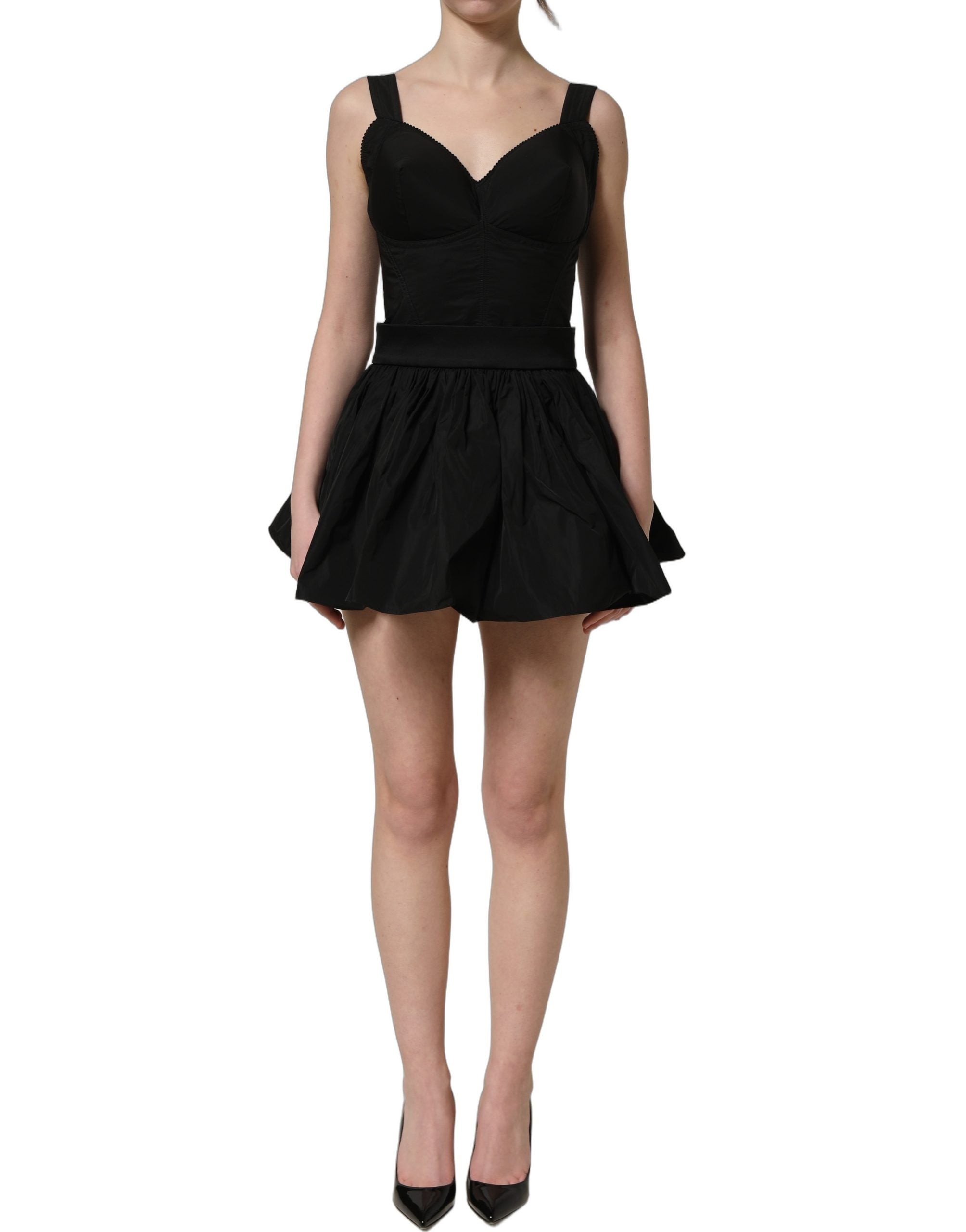 Robe mini noire en nylon sans manches de style A-line de Dolce & Gabbana, élégante et moderne, portée sans accessoires.