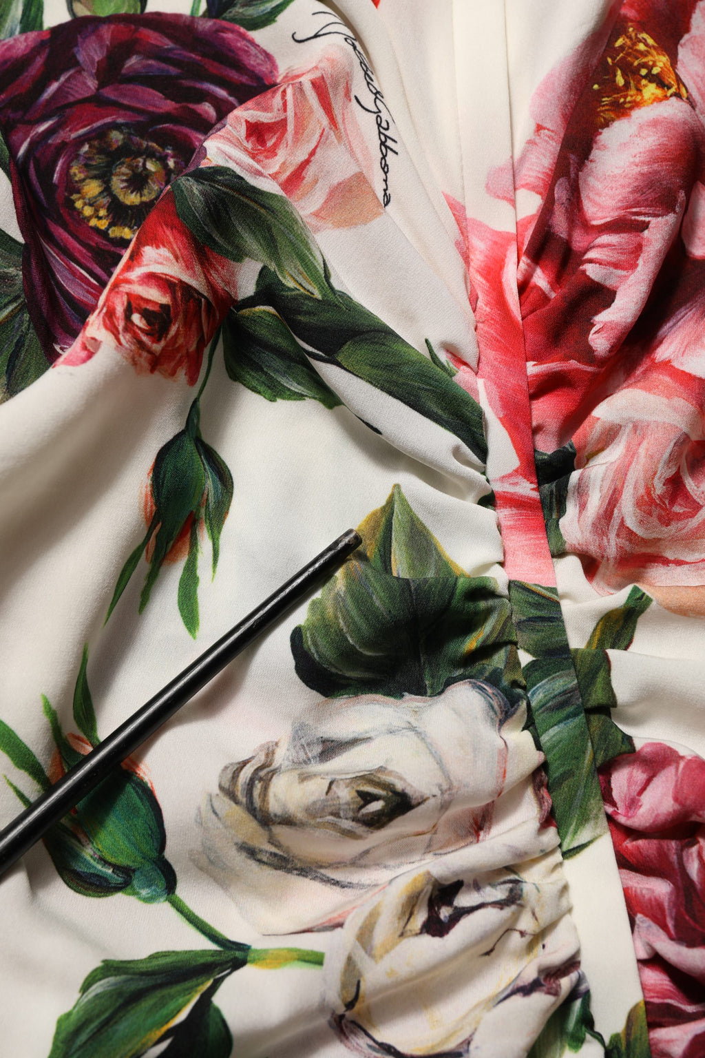 Robe courte blanche à fleurs sans manches de Dolce & Gabbana, robe moulante élégante avec motif floral.