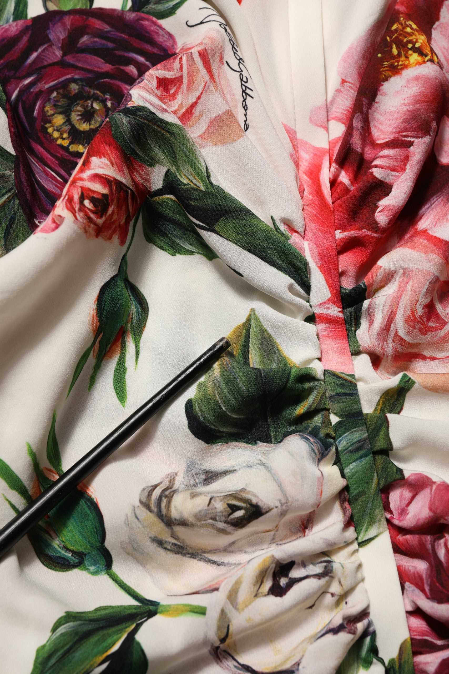 Robe courte blanche à fleurs sans manches de Dolce & Gabbana, robe moulante élégante avec motif floral.