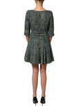 Robe courte en tweed multicolore avec ceinture de marque Dolce & Gabbana, style babydoll, portée élégante et féminine.
