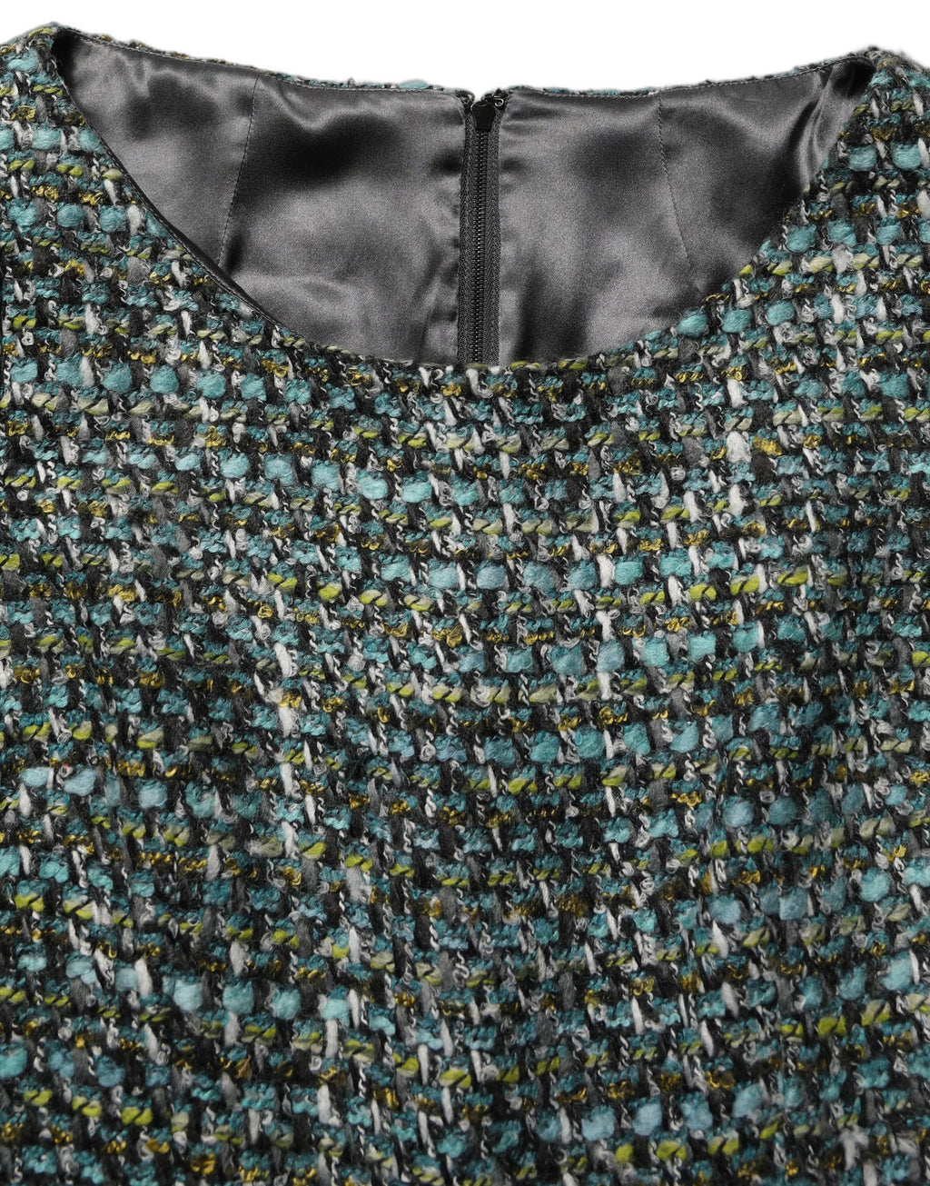 Robe mini à tweed multicolore avec ceinture, style babydoll, de la marque Dolce & Gabbana, portée et détail de la texture.