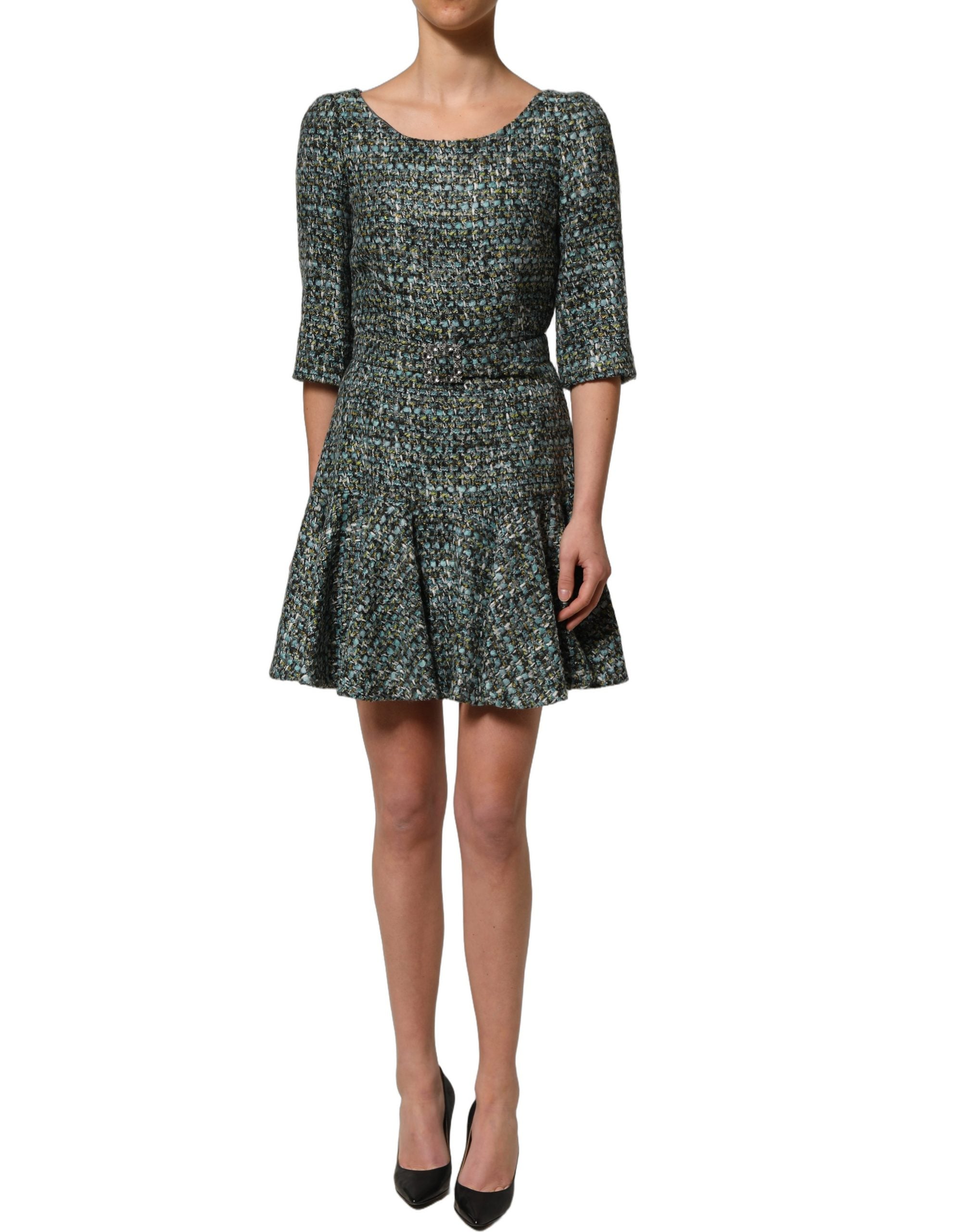 Robe courte en tweed multicolore avec ceinture, style babydoll, de la marque Dolce & Gabbana, visible avec détails colorés et élégants.