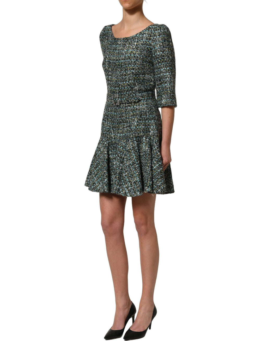 Robe courte à tweed multicolore avec ceinture, style babydoll, de la marque Dolce & Gabbana, portée élégante et colorée.