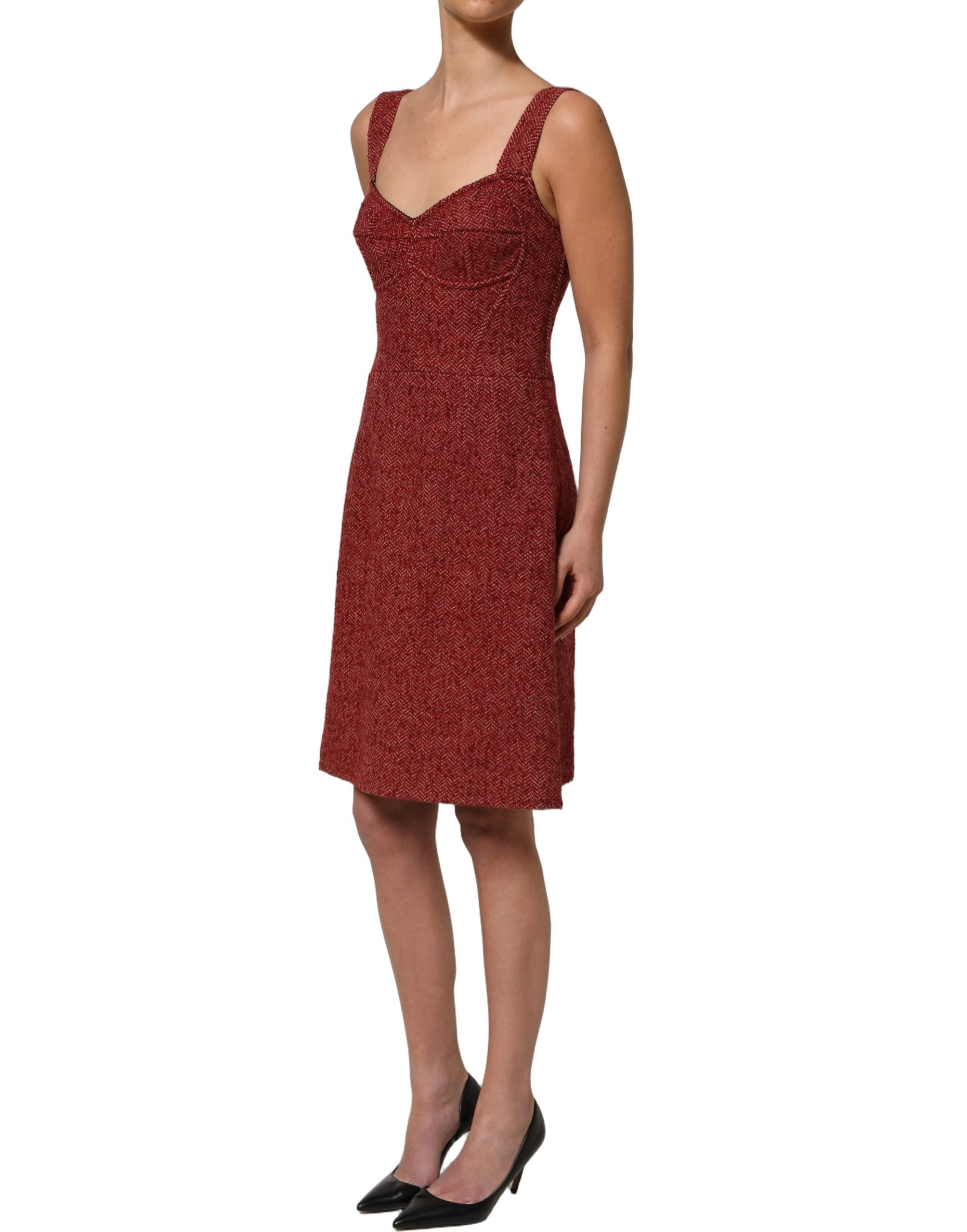 Robe courte à tweed multicolore avec ceinture, style babydoll, de la marque Dolce & Gabbana, portée élégante et tendance.