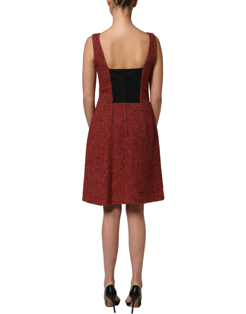 Robe courte à tweed multicolore Dolce & Gabbana avec ceinture, style babydoll, portée avec manches longues et détails élégants.