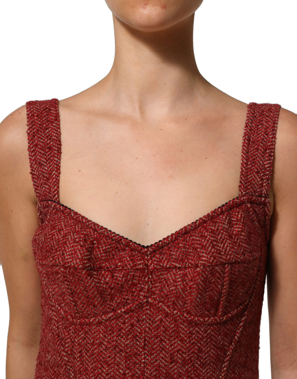 Robe mini babydoll en tweed multicolore avec ceinture de la marque Dolce & Gabbana, visible en détail.