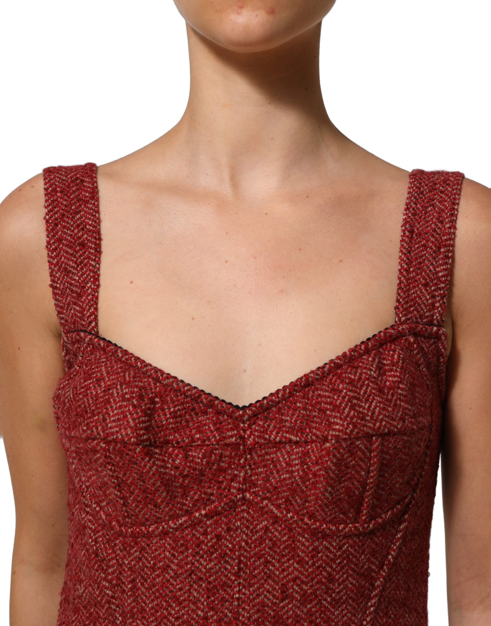 Robe mini babydoll en tweed multicolore avec ceinture de la marque Dolce & Gabbana, visible en détail.