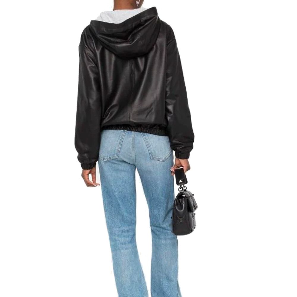 Top en cuir noir Saint Laurent pour femmes, coupe ajustée et détails élégants, porté sur un mannequin.