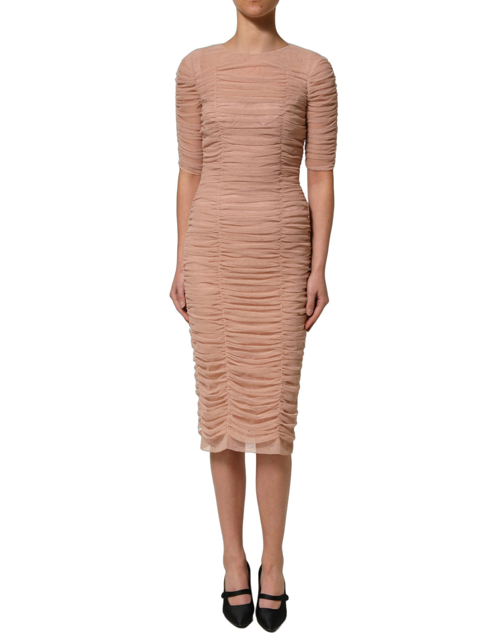 Robe midi en coton beige avec ruches et coupe ajustée, conçue par Dolce & Gabbana, vue sur le mannequin.