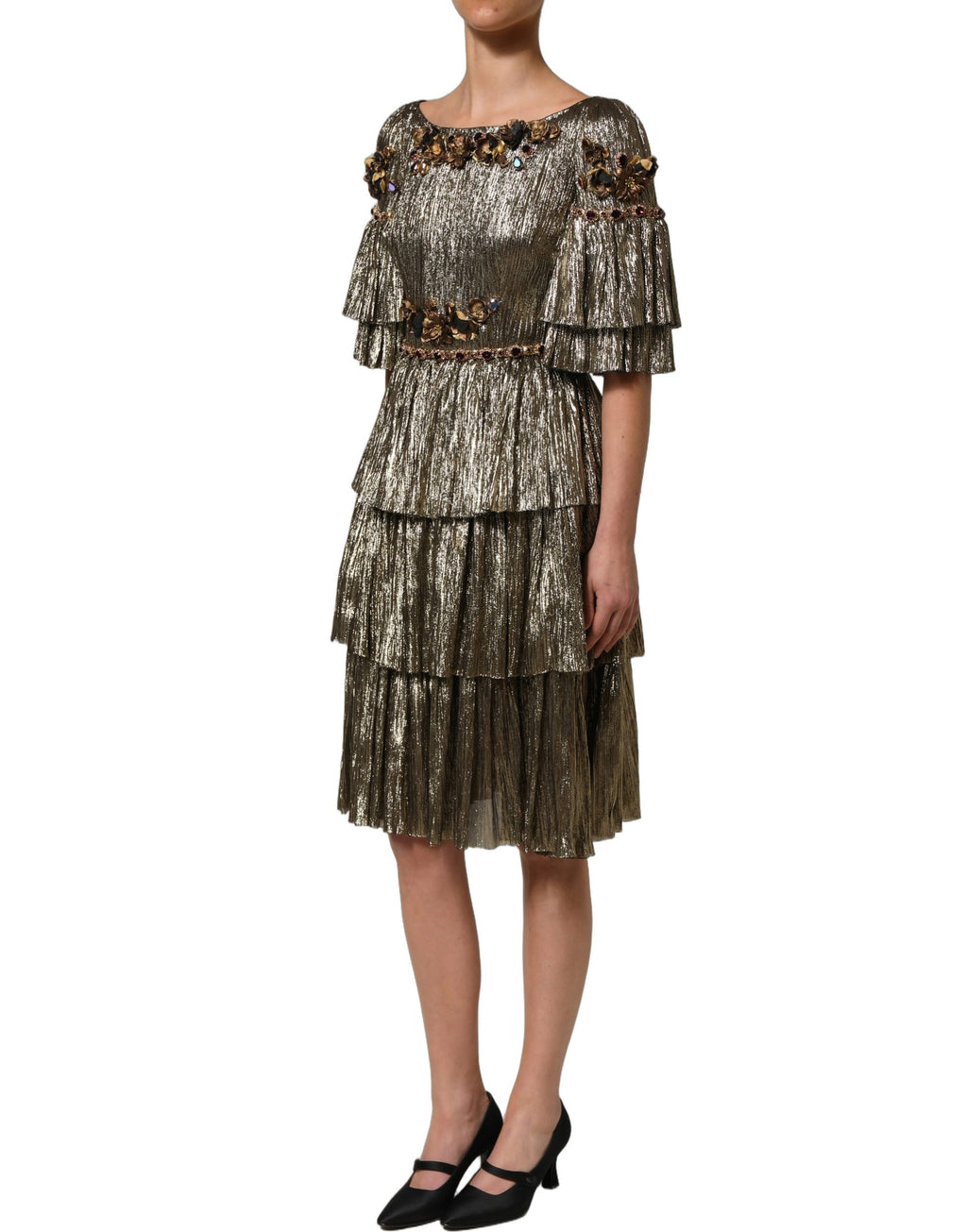 Robe midi dorée en métal doré ornée de détails embellis, de marque Dolce & Gabbana, avec jupe à couches élégantes.