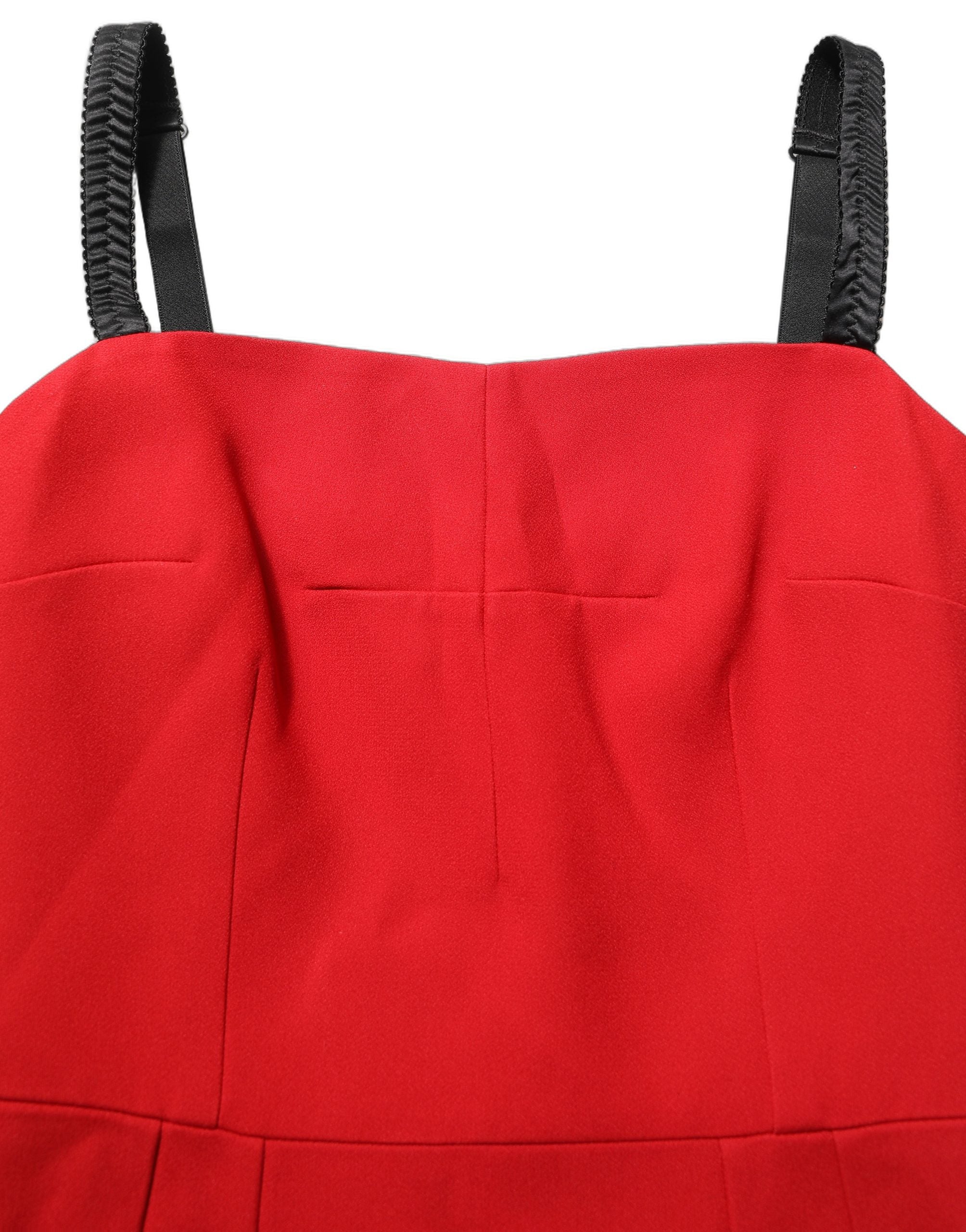 Robe rouge Dolce & Gabbana moulante et ajustée, longueur genou, style robe fourreau pour femme.