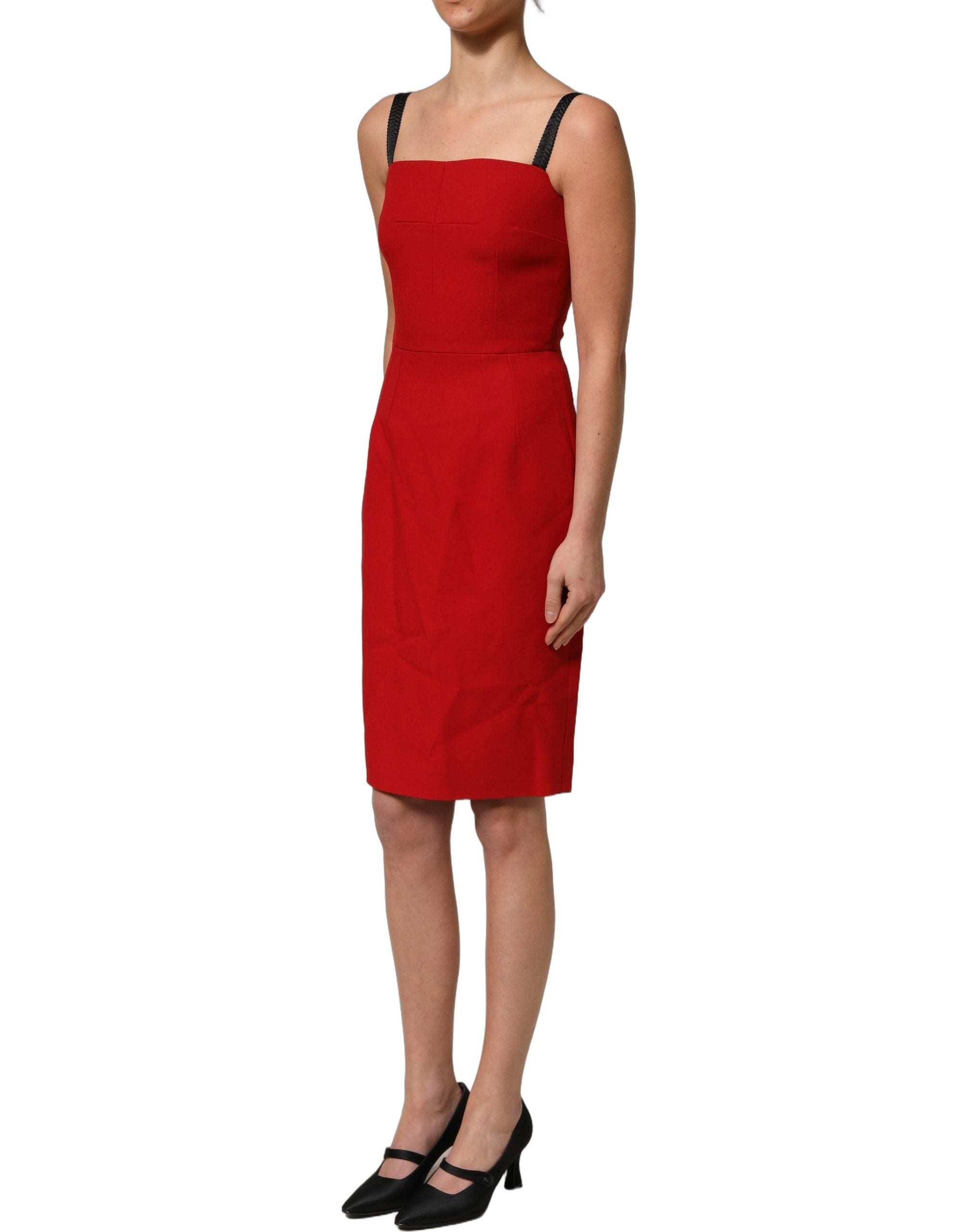Robe rouge moulante Dolce & Gabbana, coupe ajustée et longueur genou, en tissu extensible, pour femme élégante.