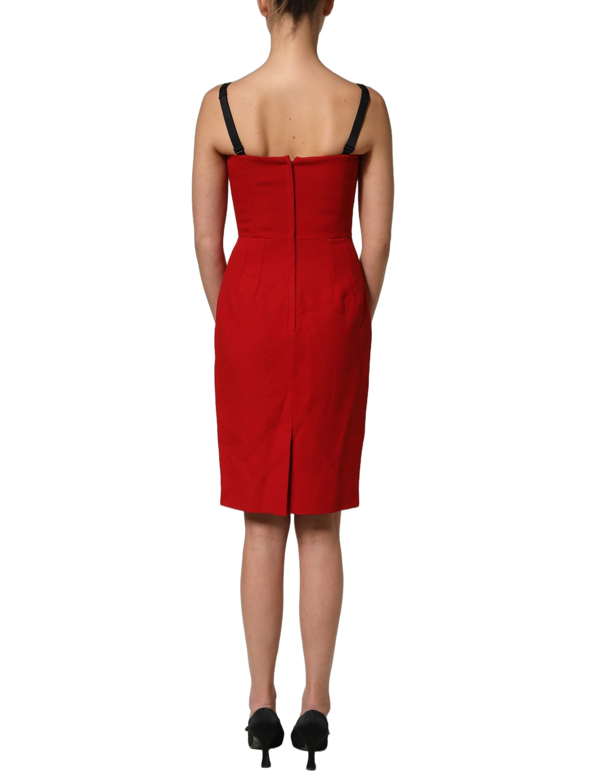 Robe droite rouge Dolce & Gabbana en tissu stretch, longueur genou, silhouette moulante et élégante, vue de face.