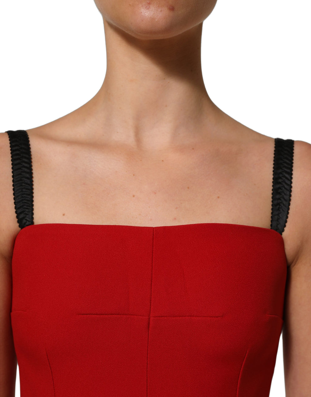 Robe rouge moulante Dolce & Gabbana, longueur genou, coupe bodycon, tissu stretch élégante et sophistiquée.