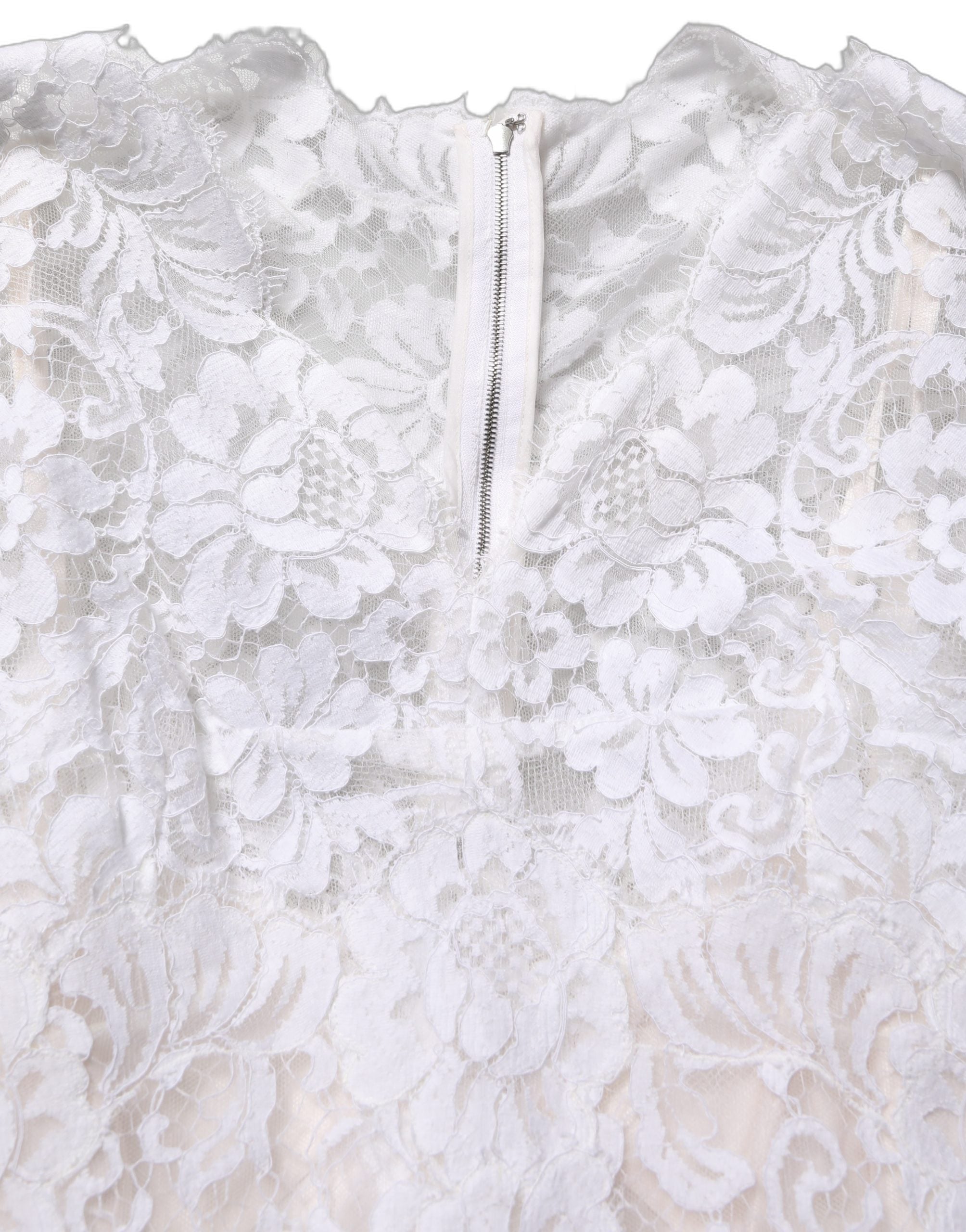 Robe longue en coton blanc de Dolce & Gabbana avec dentelle florale élégante et détails sophistiqués.