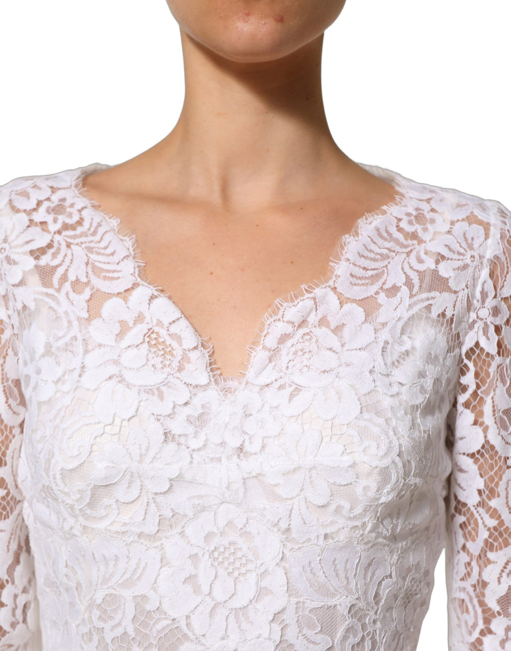 Robe longue blanche Dolce & Gabbana en coton avec dentelle florale élégante et détails raffinés.