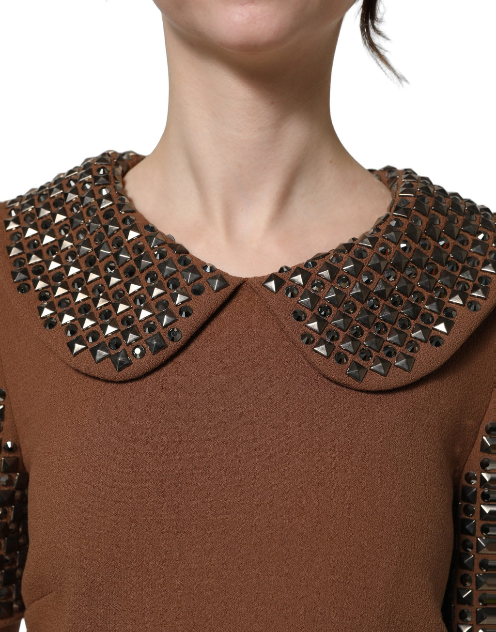 Robe midi en laine marron Dolce & Gabbana ornée de strass, élégante et sophistiquée, visible avec détails de broderie et finition raffinée.