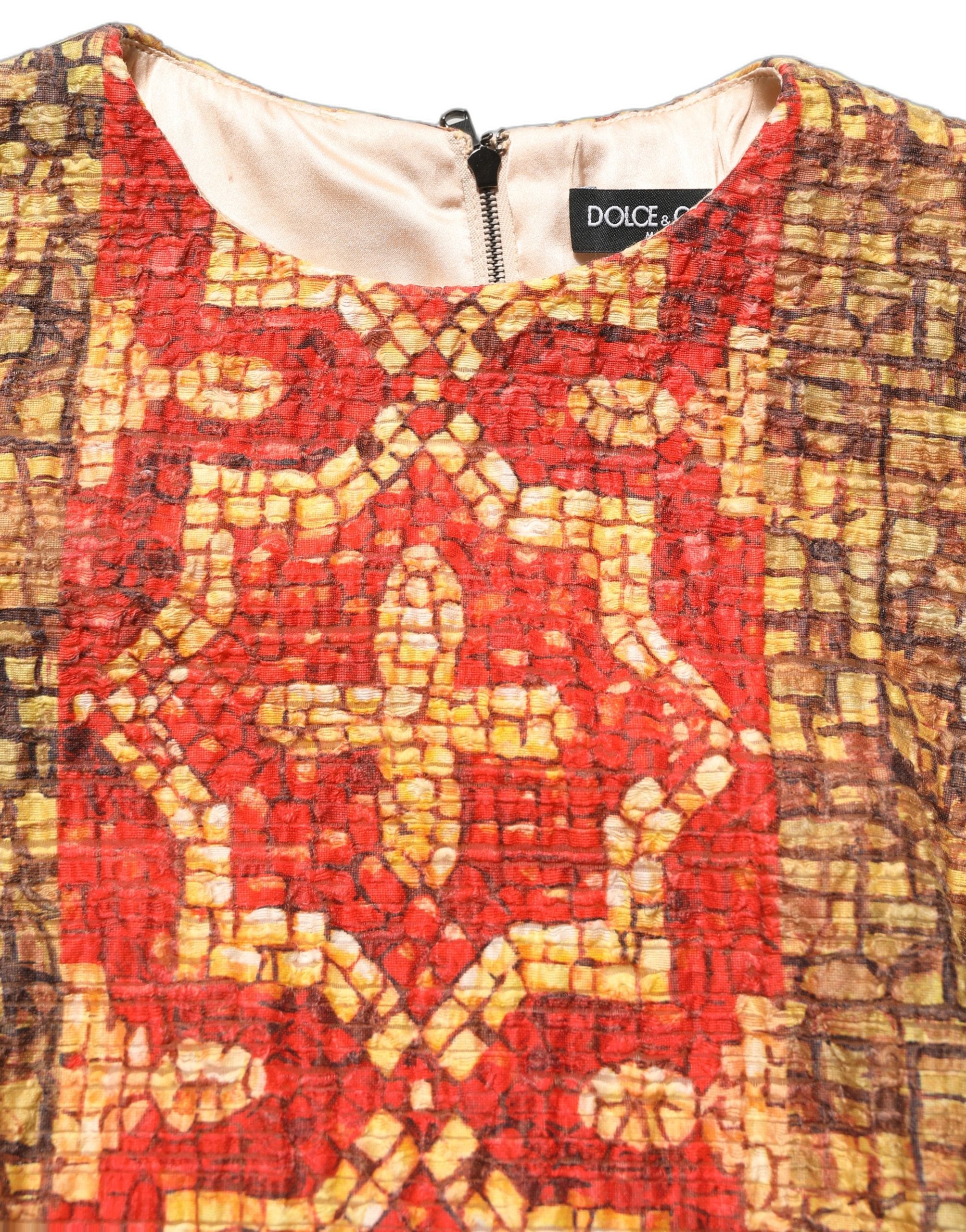 Robe courte à manches longues Dolce & Gabbana à mosaïque multicolore, motif élégant et coloré.