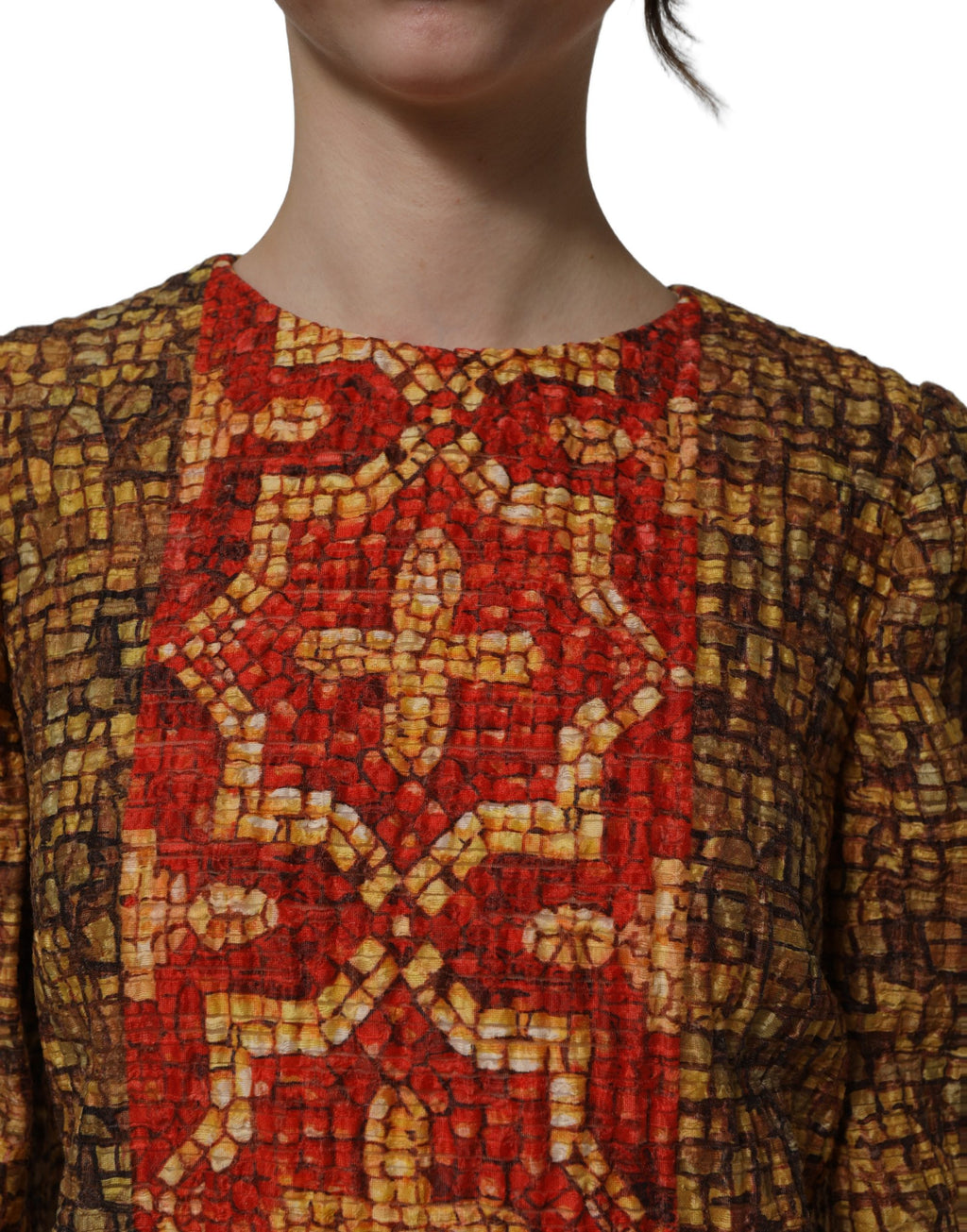 Robe courte à manches longues Dolce & Gabbana avec motif mosaïque multicolore, style élégant et coloré.