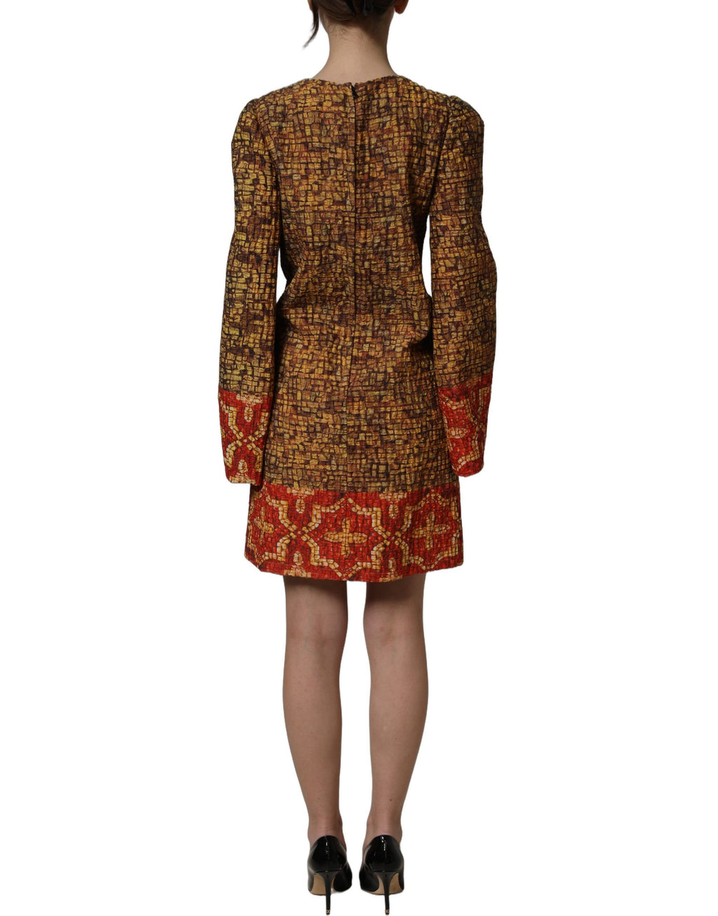 Robe courte Dolce & Gabbana à manches longues avec motif mosaïque multicolore, élégante et sophistiquée.