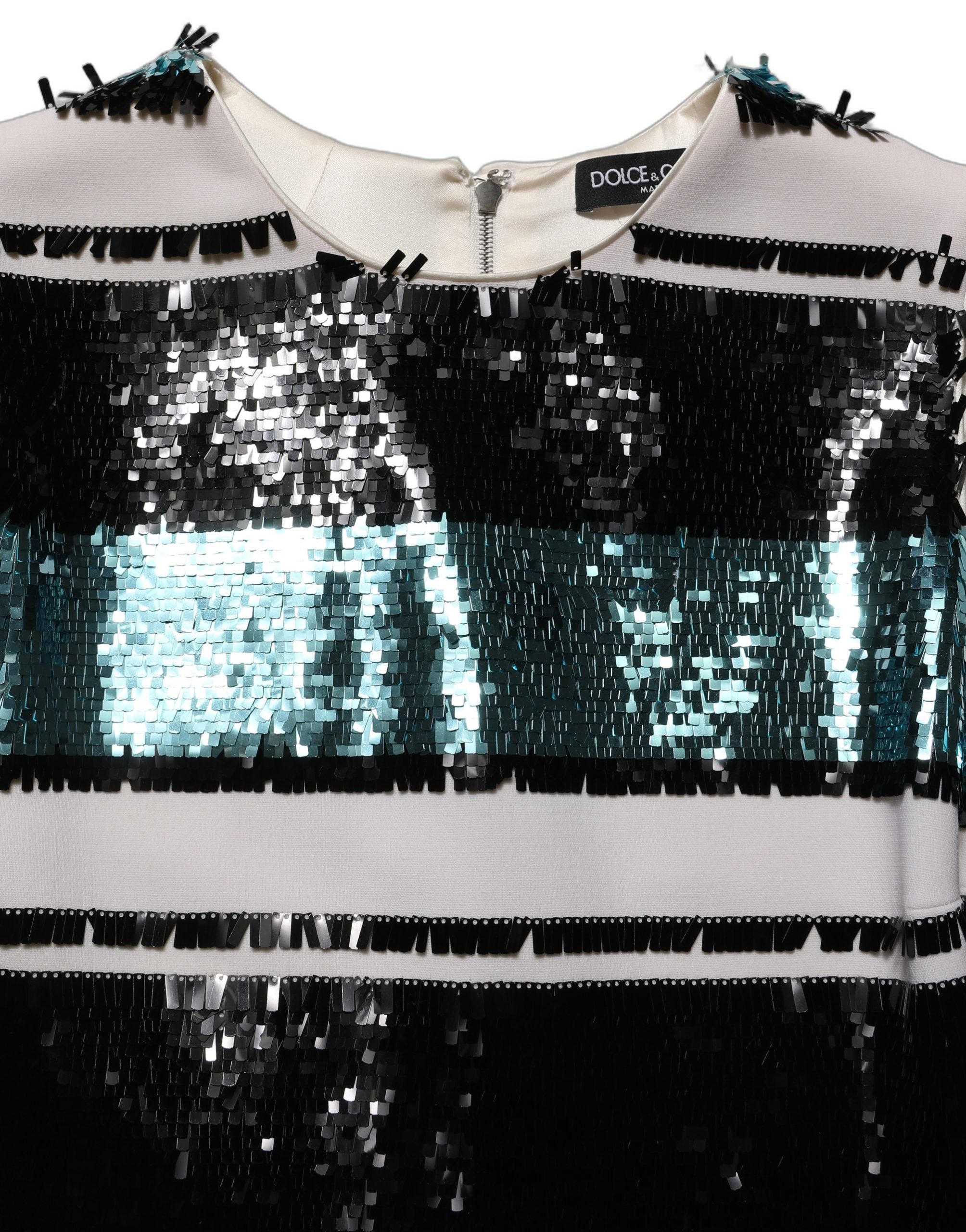 Robe sans manches Dolce & Gabbana à sequins multicolores, coupe droite et élégante, ornée de détails brillants.