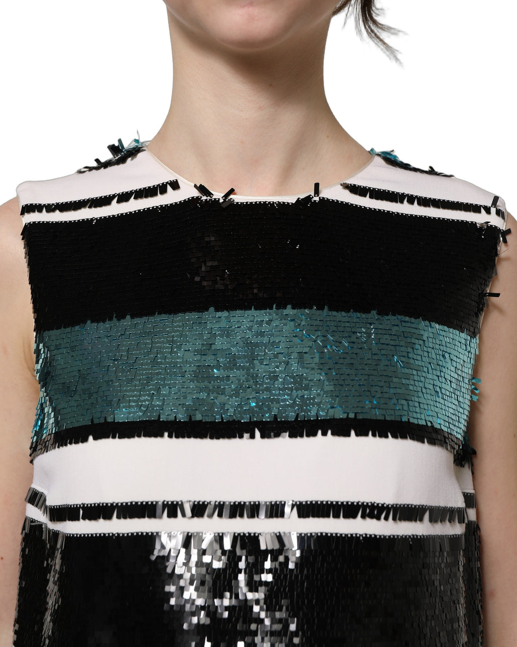 Robe sans manches Dolce & Gabbana à sequins multicolores, coupe droite, vêtement de soirée élégante et brillante.