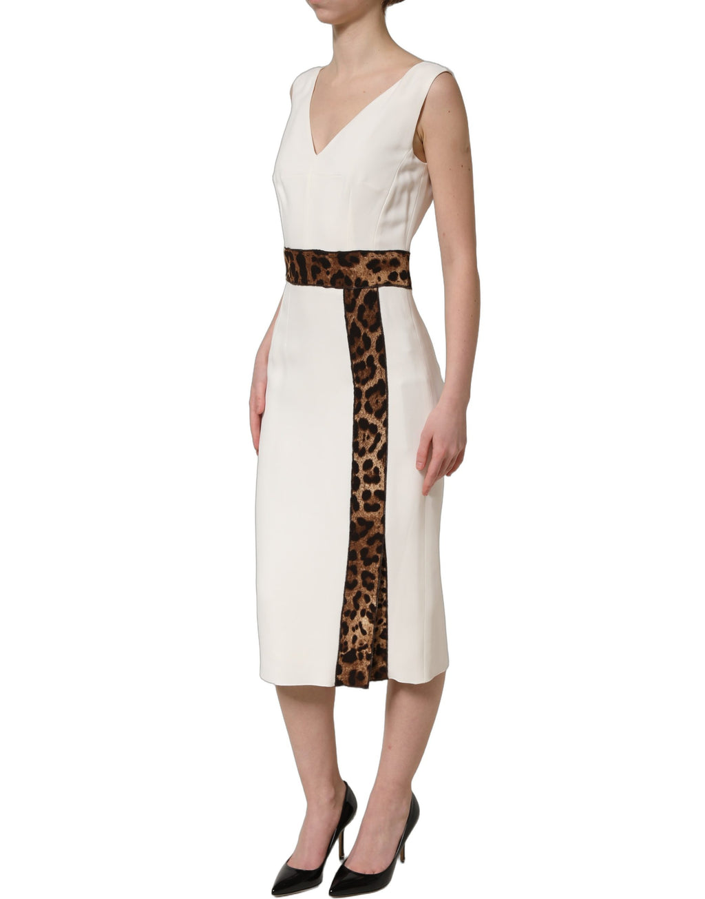 Robe droite sans manches Dolce & Gabbana blanche à motif léopard, longueur midi, style élégant et chic.