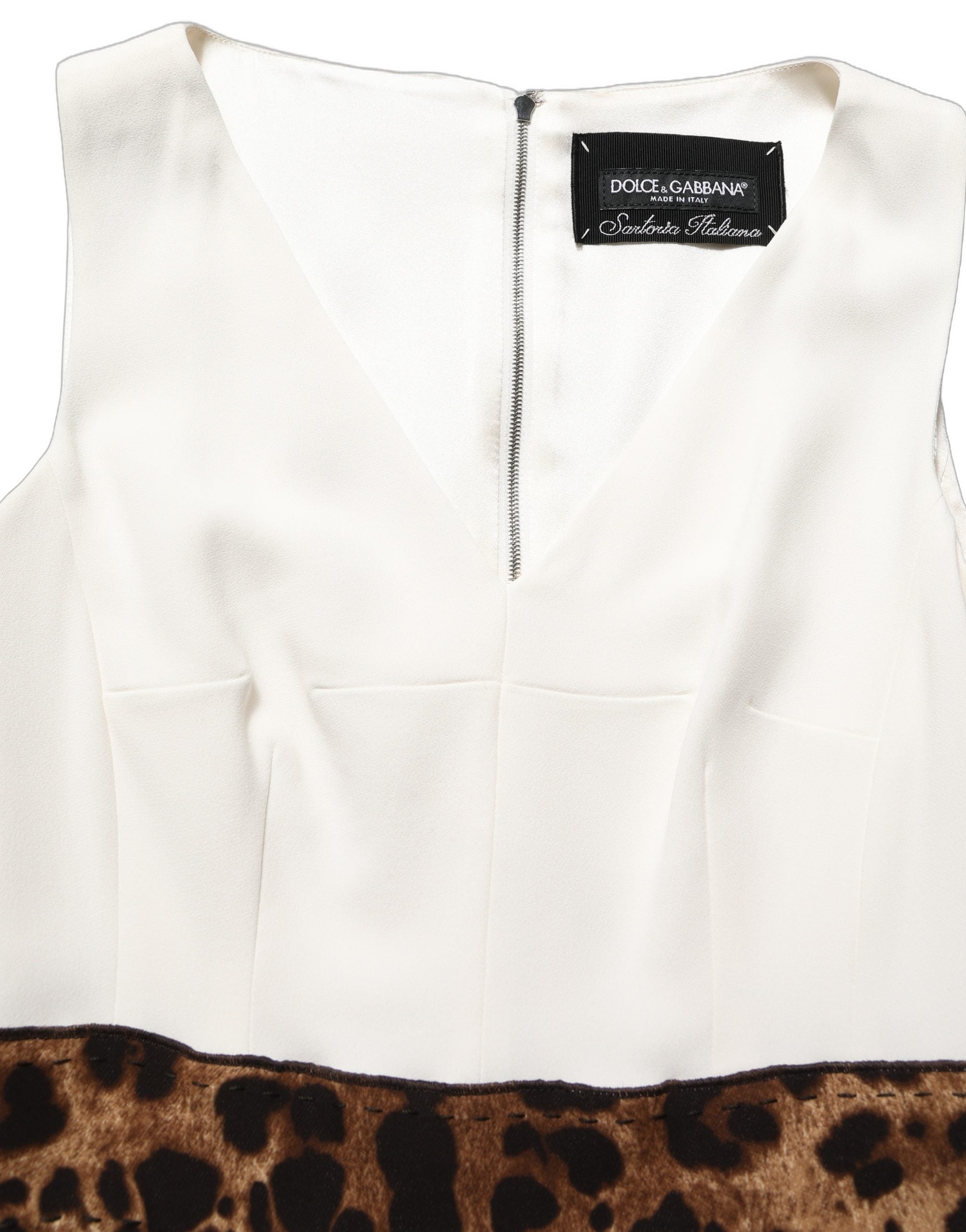 Robe midi sans manches de Dolce & Gabbana, blanche avec motif léopard, coupe ajustée et élégante.