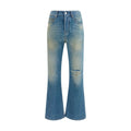 Jeans Amiri en coton bleu délavé, style évasé, avec coupe décontractée et détails modernes, visibles sur l'image.